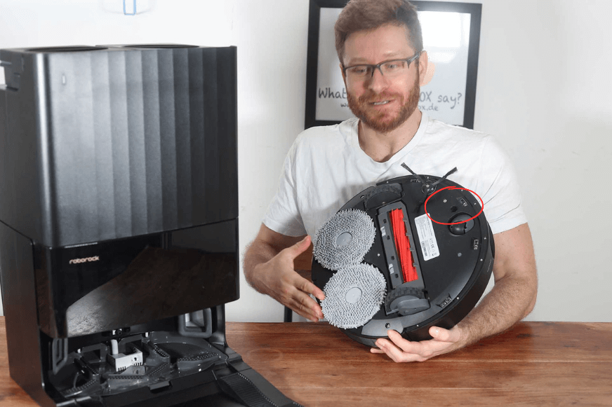 Der Ultraschallsensor zur Erkennung von Teppichen des Roborock Q Revo ist zu sehen.